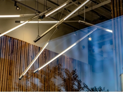 85寸LCD巨幕海报屏：一块“大竖屏”，能给门店带来多大变化？